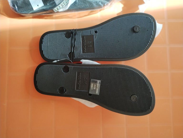 2 pairs of Peacock brand new women's slippers. Size 5-6