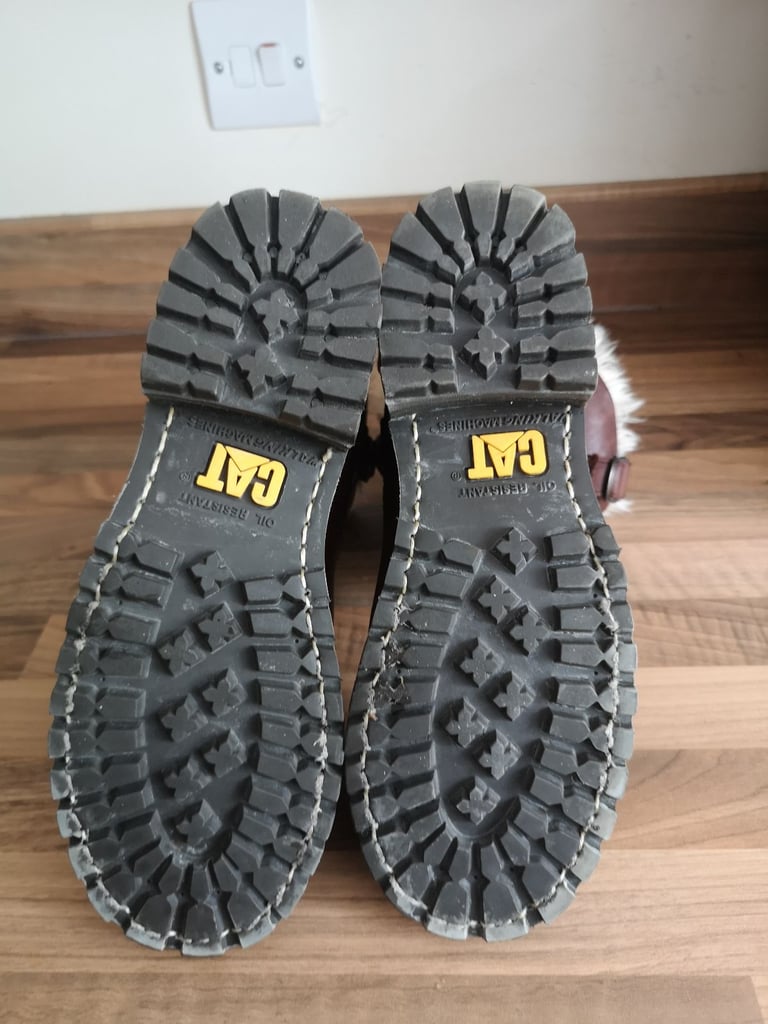 ******REDUCED*****LADIES/GILRS LEATHER/FUR LINED CATERPILLAR BOOTS