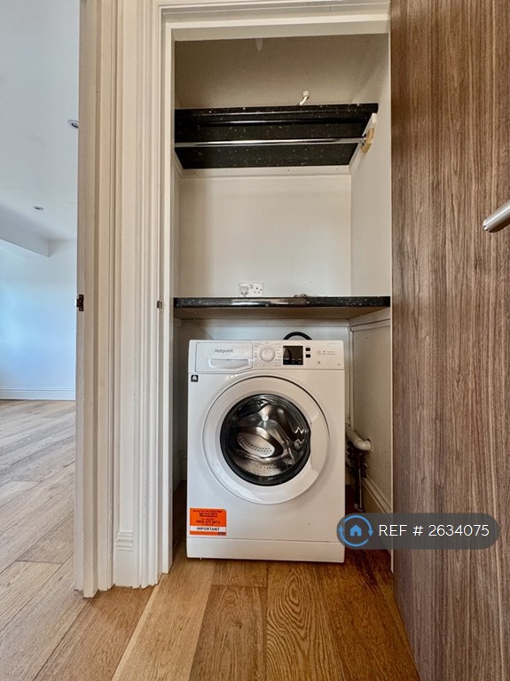 3 bedroom flat in Castle Hill Avenue, Folkestone, CT20 (3 bed) (#2634075)