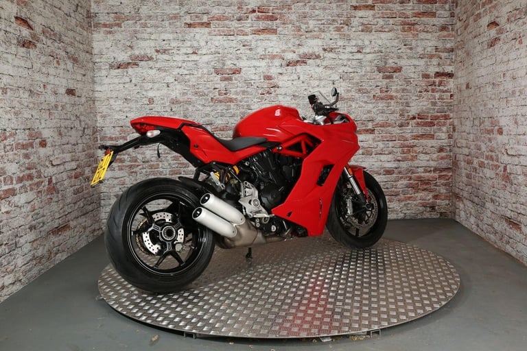 DUCATI SUPERSPORT - 2017 Petrol Manual in Red