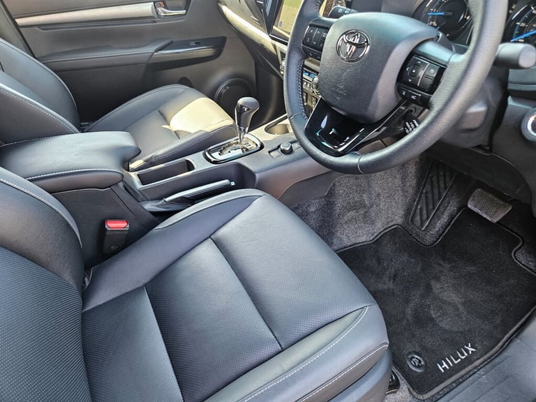 2025 Toyota Hilux INVINCIBLE X 2025 (25)  2000 miles Pick Up Diesel/Ele Automatic