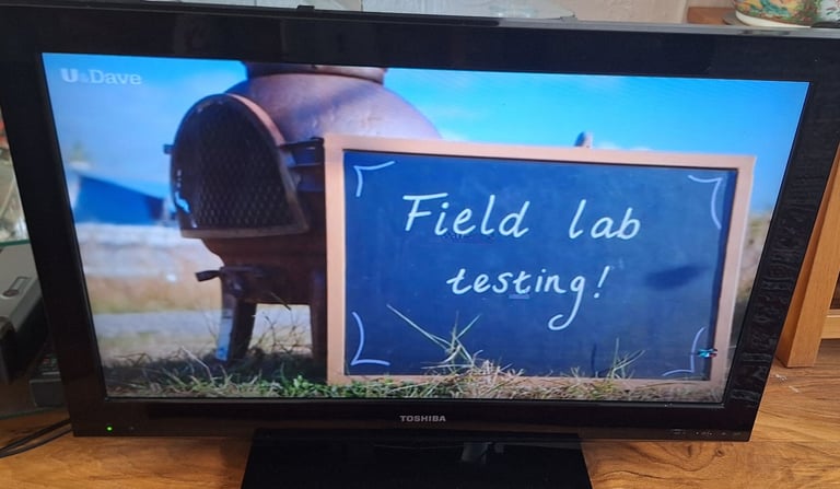 Toshiba 32in freeview TV with built-in dvd and remote 