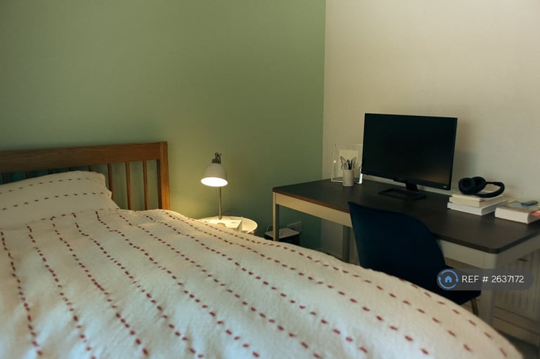 2 bedroom flat in Holyrood, Edinburgh, EH8 (2 bed) (#2637172)