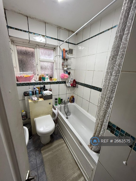 2 bedroom flat in Lansbury Drive, Hayes, UB4 (2 bed) (#2663575)