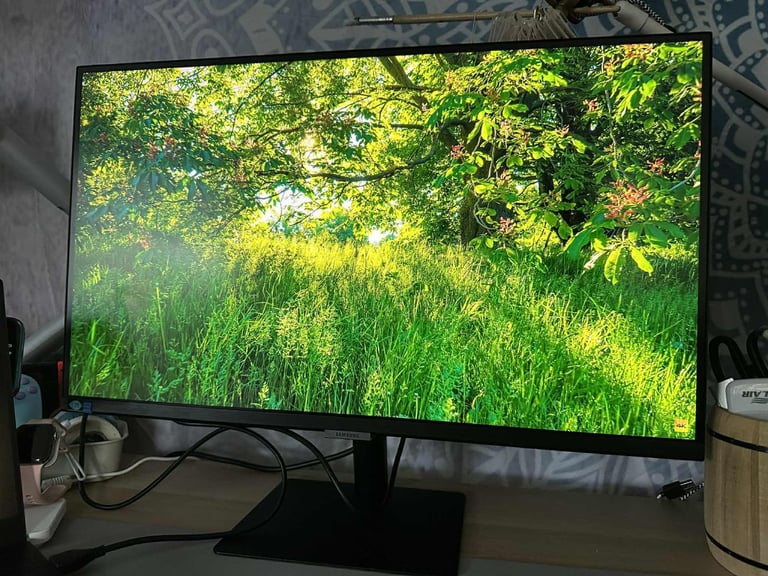 image for Samsung 27' Viewfinity 4K HDR10 Monitor + box