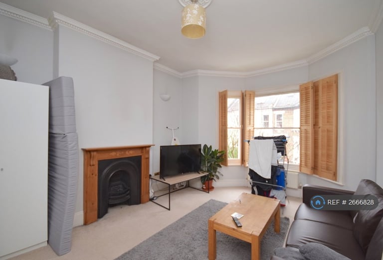 2 bedroom flat in Harbut Road, London, SW11 (2 bed) (#2666828)