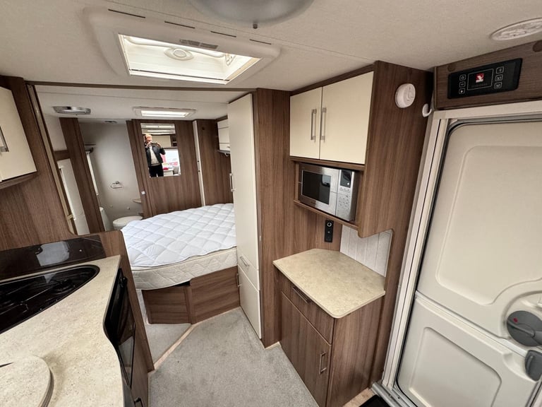 LUNAR VENUS 570/4 2017 MODEL 4 BERTH FIXED ISLAND BED TOURING CARAVAN