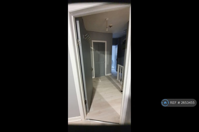 3 bedroom flat in Ealing Broadway, London, W5 (3 bed) (#2653455)