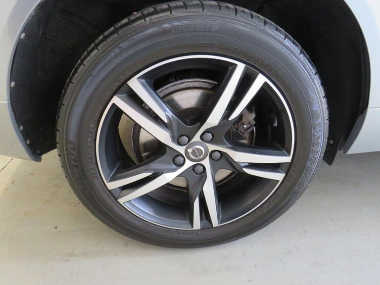 VOLVO XC60 2.0 D4 R-Design Auto AWD Euro 6 (s/s) 5dr Silver Auto Diesel 2018