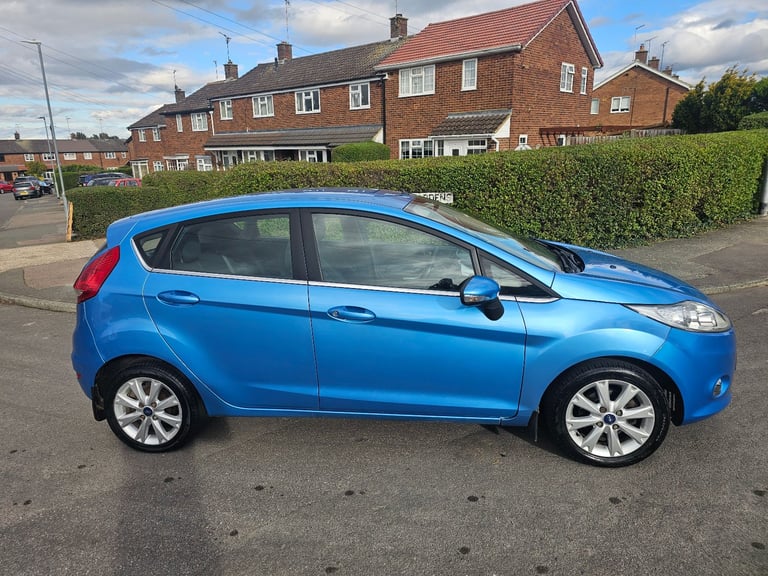 fiesta 1.4 zetec NEW RE.CON ENGINE 98K WITH RECEIPT LONG MOT JUNE 26 NEW CLUTCH 2KEYS drives perfe