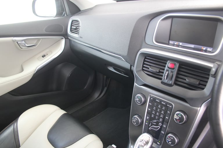 2013 Volvo V40 D3 Cross Country Lux Nav Geartronic HATCHBACK Diesel Automatic