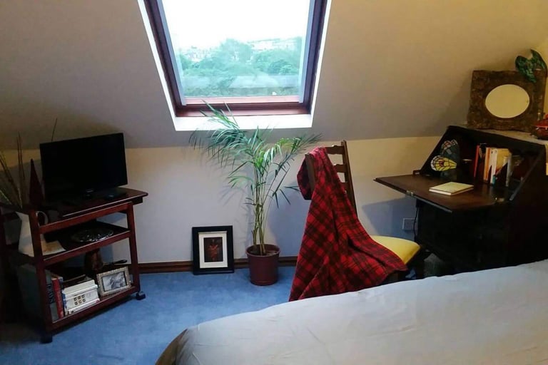 LOVELY TWO BEDROOM, TWO BATHROOM FLAT IN LEITH LINKS