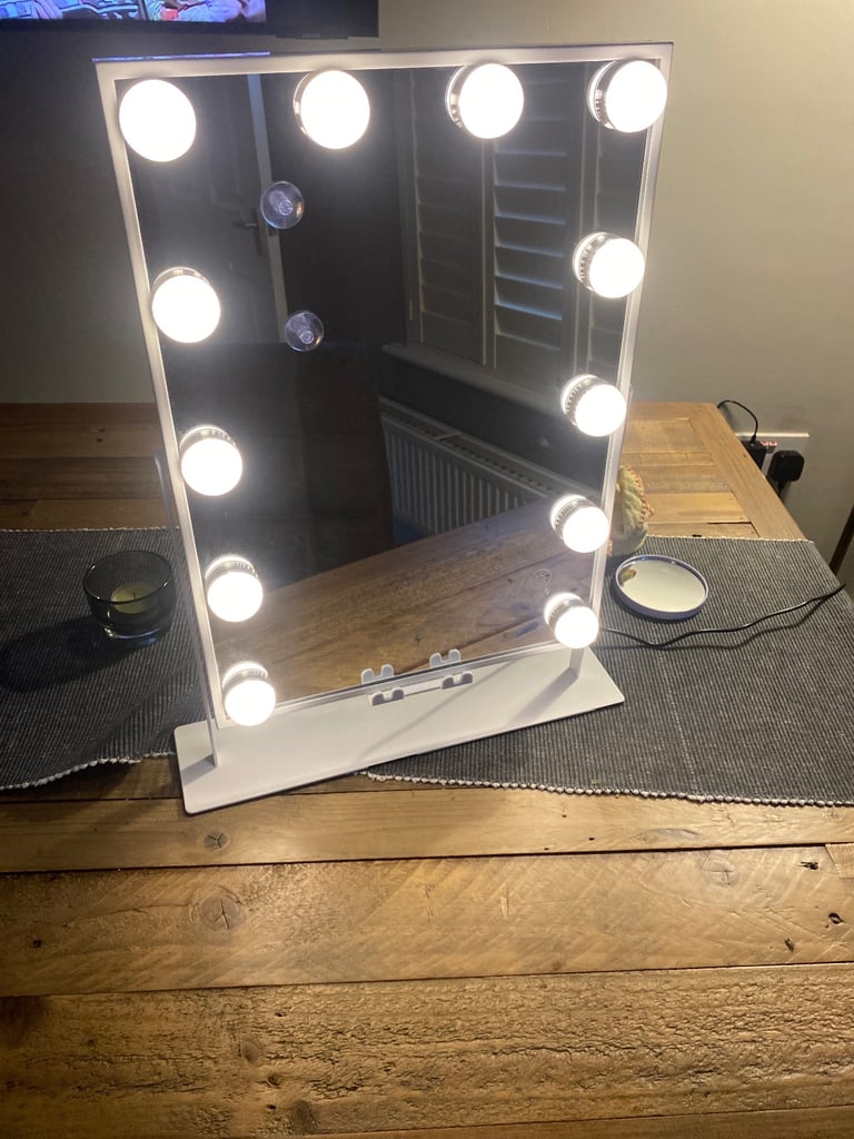 Hollywood Light Mirror - Bluetooth Speaker and phone charger 