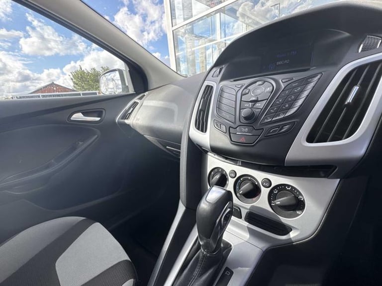 2014 Ford Focus 1.6 125 Zetec Navigator 5dr Powershift HATCHBACK PETROL Automatic