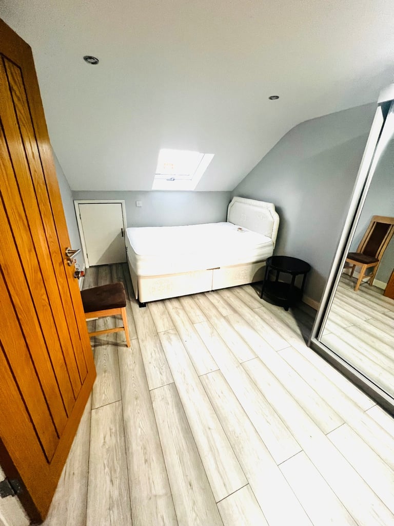 DOUBLE ROOM TO LET AT LEYTON  E10 6AU AREA FOR FEMALES ONLY. 