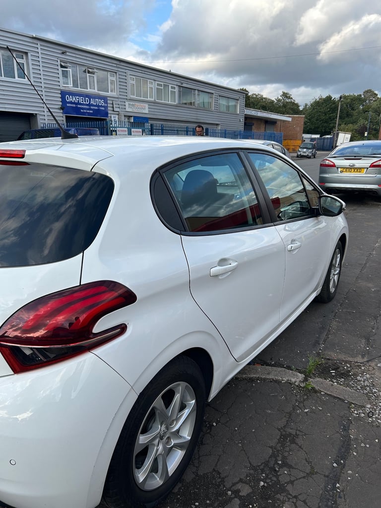 PEUGEOT 208 2016 white manual