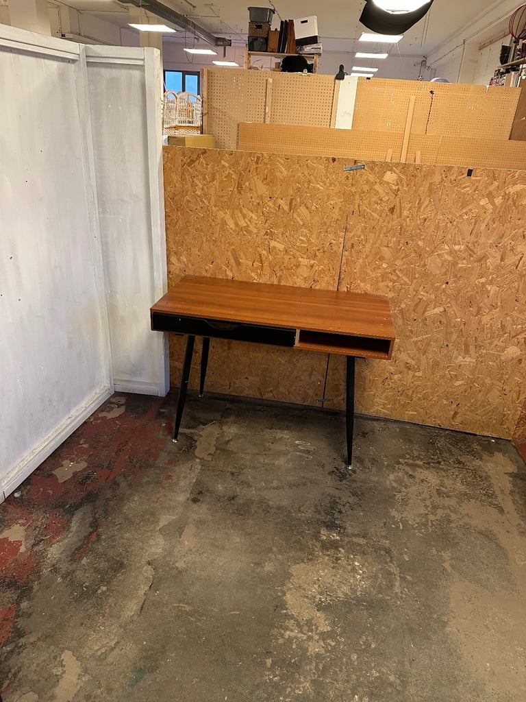 Cheap Desk Space In Creative Studio in Hackney Downs