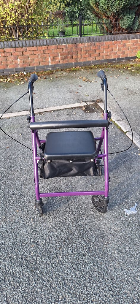 4 Wheeled Rollator Walker with Seat & Storage Mobility Aide £30.00