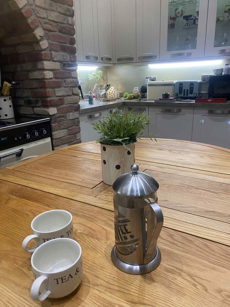 💙🍽️ Barker & Stonehouse solid Oak extendable dining breakfast table 