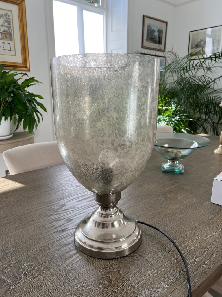 Hurricane style electric lamp