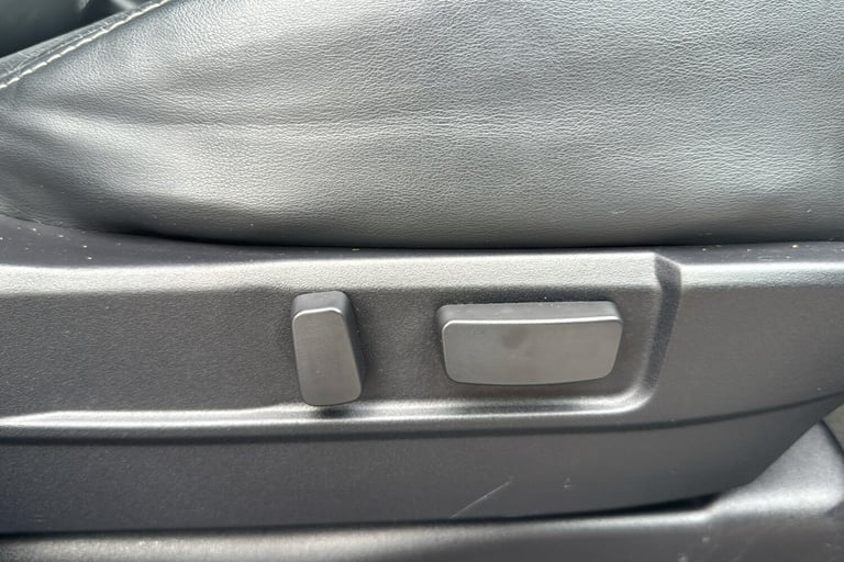  Mitsubishi Outlander PHEV 2.0h 12kwh 4hs Suv 5dr Petrol Plug In Hybrid CVT 4wd