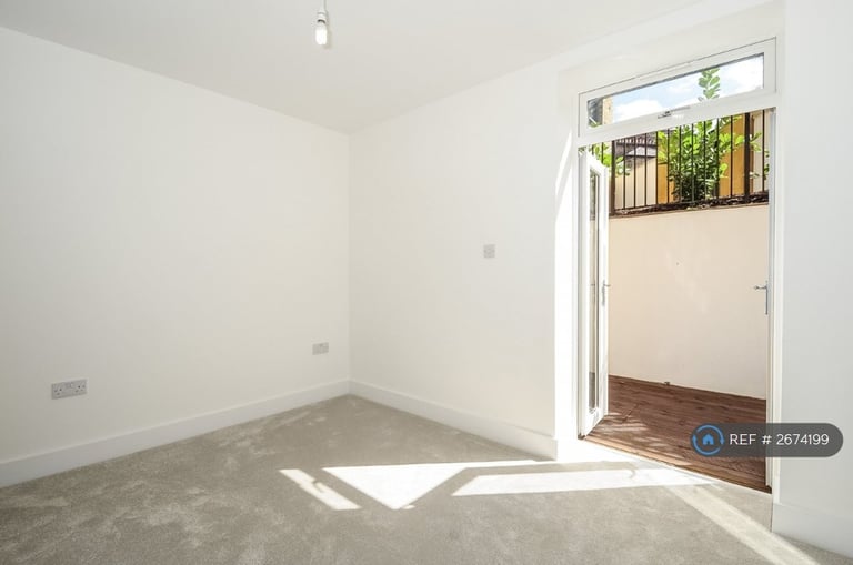 3 bedroom flat in Evering Road, London, E5 (3 bed) (#2674199)