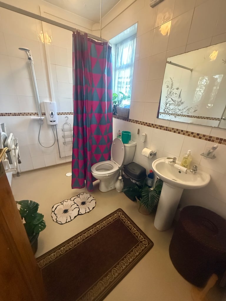 Double room in cozy river side house in Canary Wharf 