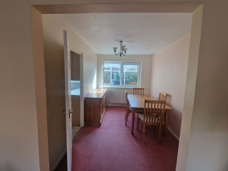 Bright & Spacious Family Home in Quiet Heald Green Cul-de-Sac – Garden, Driveway, Near Schools