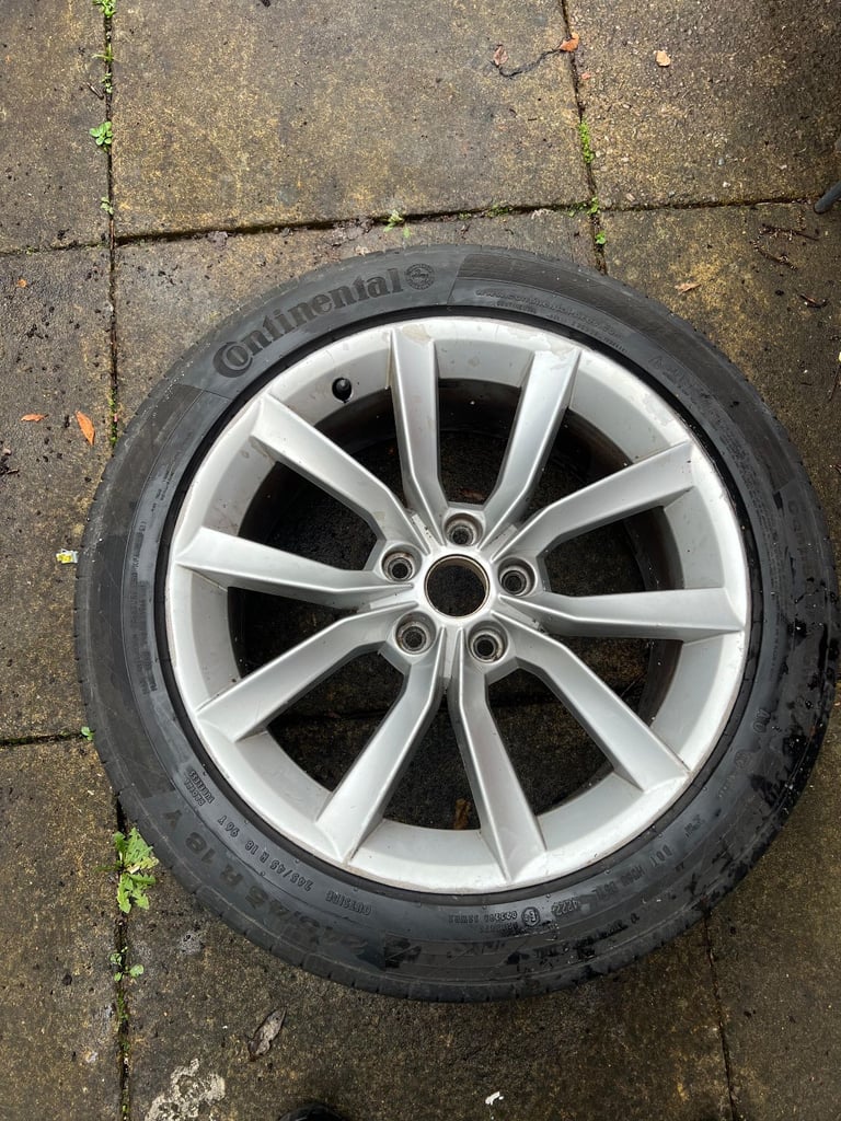 Spare Skoda Superb 18" Alloy Wheel with Continental Tyre – Great Condition 🔥🛞