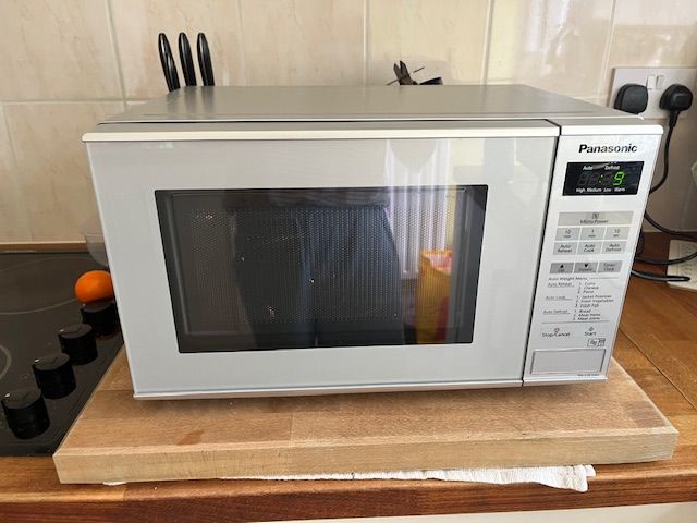 Panasonic Microwave Oven - Like New - RRP £100