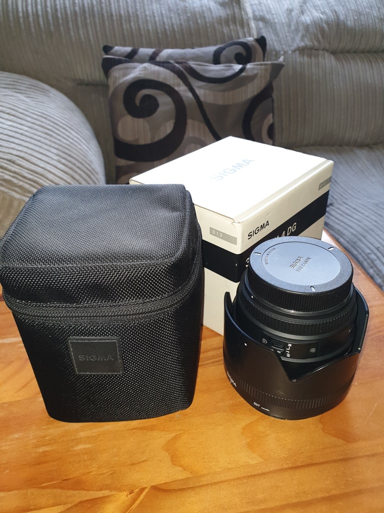 Sigma 85mm Very Fast F/1.4 EF HSM EX DG for Canon, Case + Hood