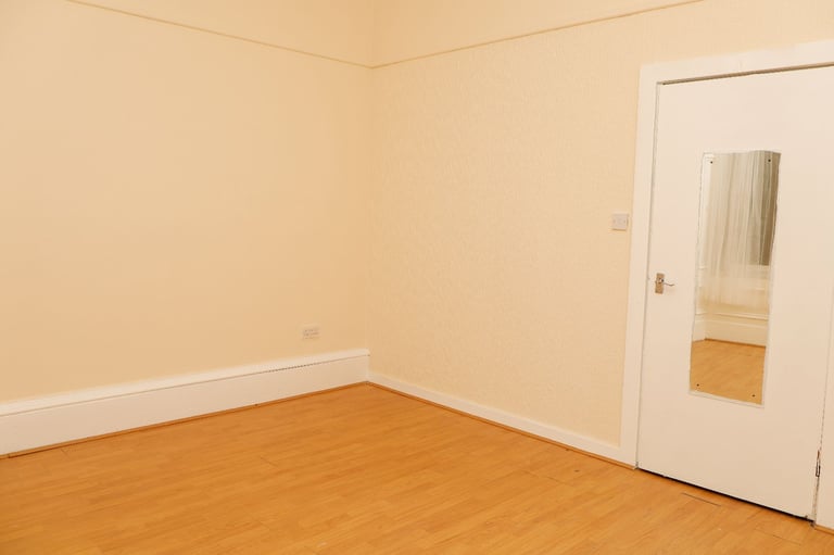 Newly Decorated 3-Bedroom Flat for Rent – Glasgow South Side
