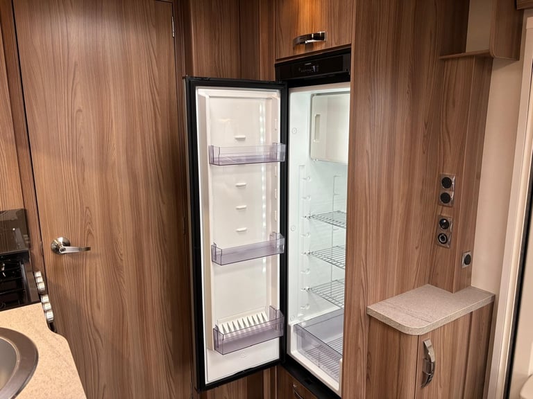 2022 SWIFT CHALLENGER 650, REAR FIXED ISLAND BED, CENTRE WASHROOM, ALDE, 