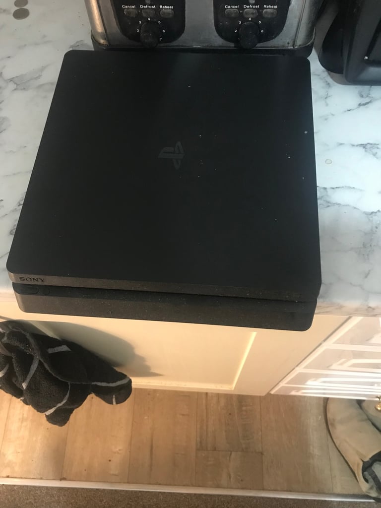 Sony PS4 console. 2 controllers and 3 games. Pls read!