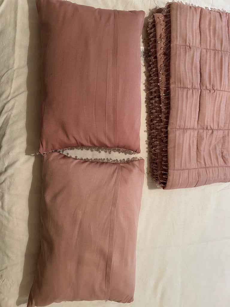 Laura Ashley Throw & 2 Cushions Set
