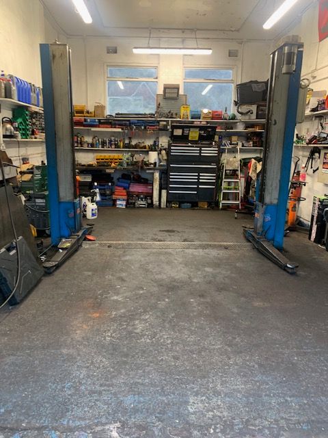 Workshop Service Bay Fully Equipped On Busy Main Road Burntisland