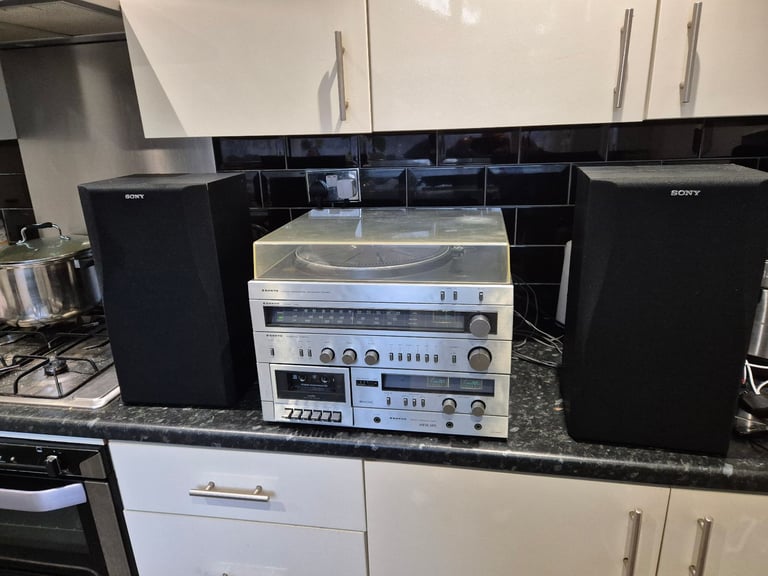 image for Sanyo turnable umc 9003 with speakers 