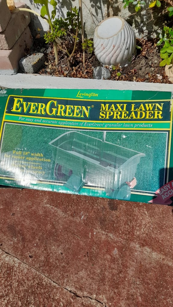 Evergreen maxi lawn spreader 
