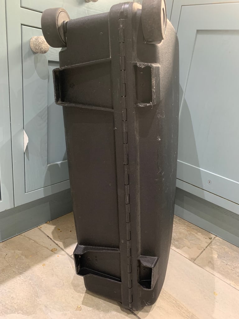 Samsonite very large hard shell suitcase, combination lock, pull handle and wheels