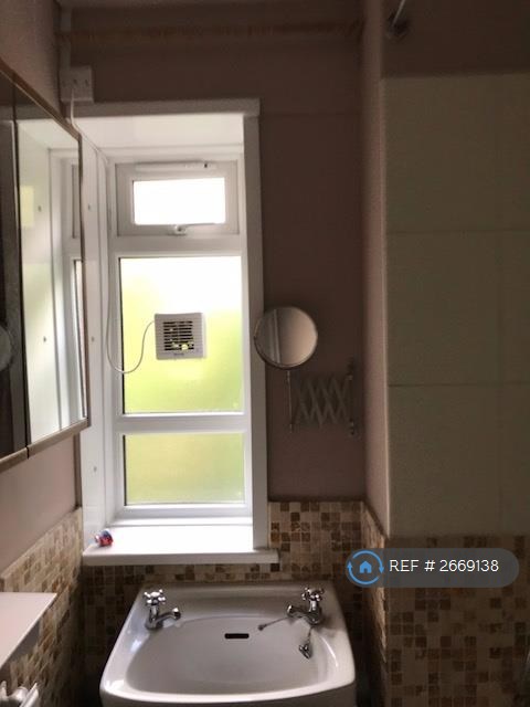 2 bedroom flat in Nunhead Lane, London, SE15 (2 bed) (#2669138)