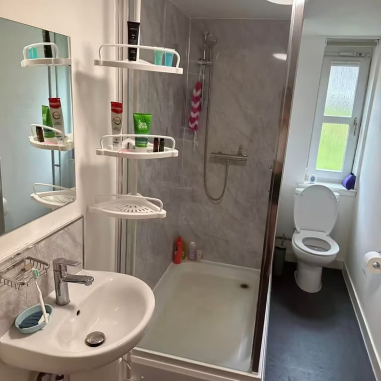 DSS 1 Bedroom Studio Flats - To Let - Bills Included 