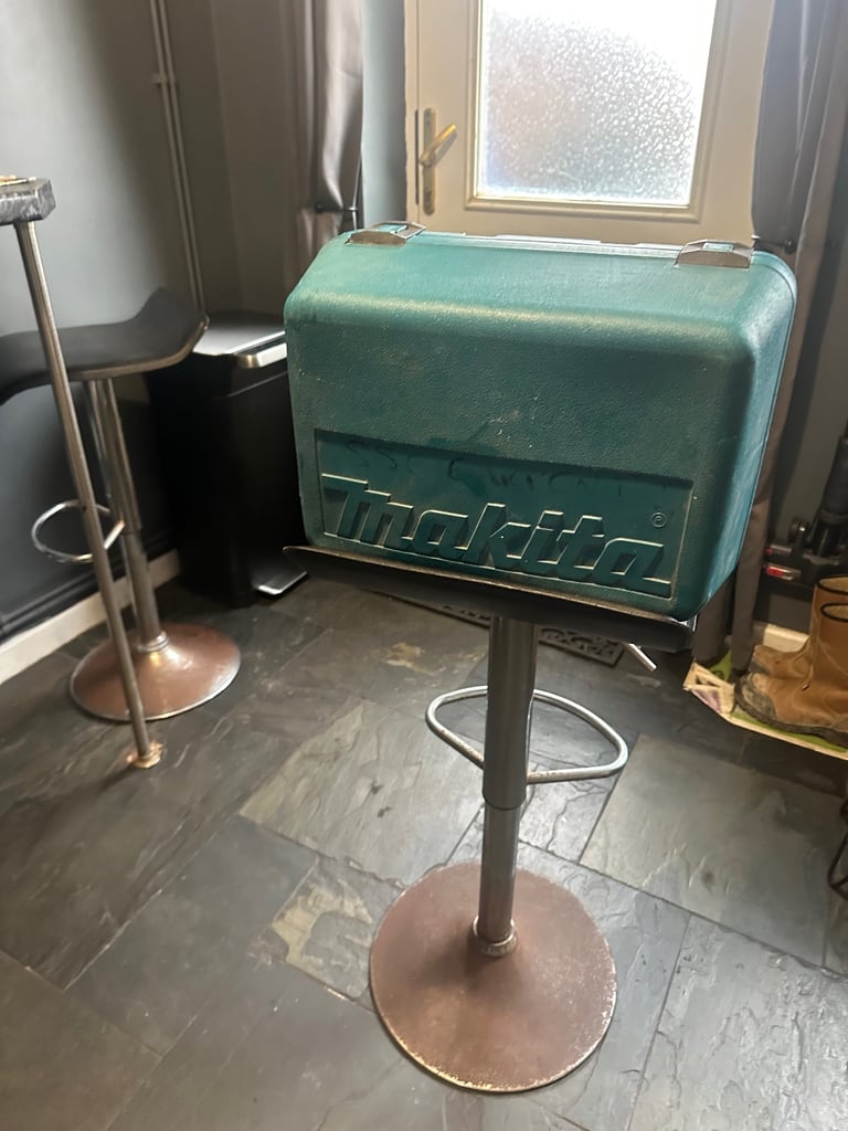 Makita 110v Circular Saw with guide and case