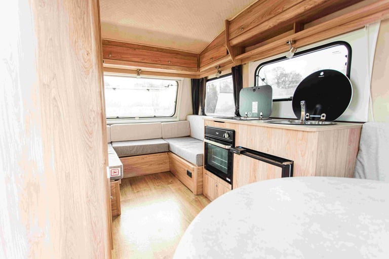 Freedom Sunseeker Classic - lightweight three berth caravan with oven