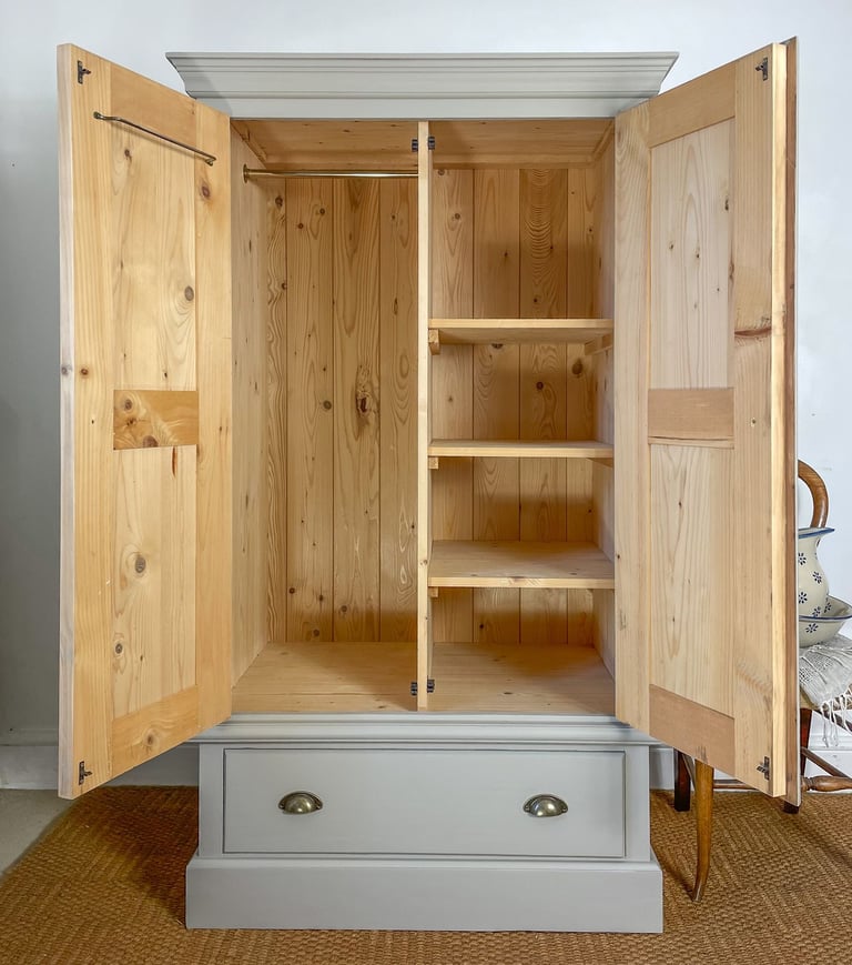 5.2ft Solid pine linen cupboard dresser cupboard wardrobe / Pantry larder