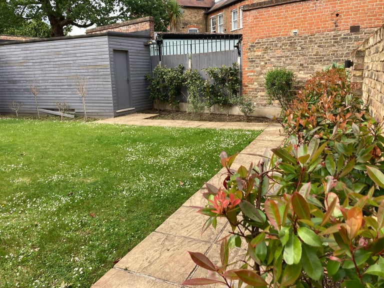 Premium Quality 2 DBed Flat 2 Bath Open Plan Juliet Balcony Shared Garden VeryNearTubeBusShops