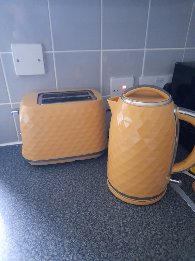 Matching toaster and kettle 