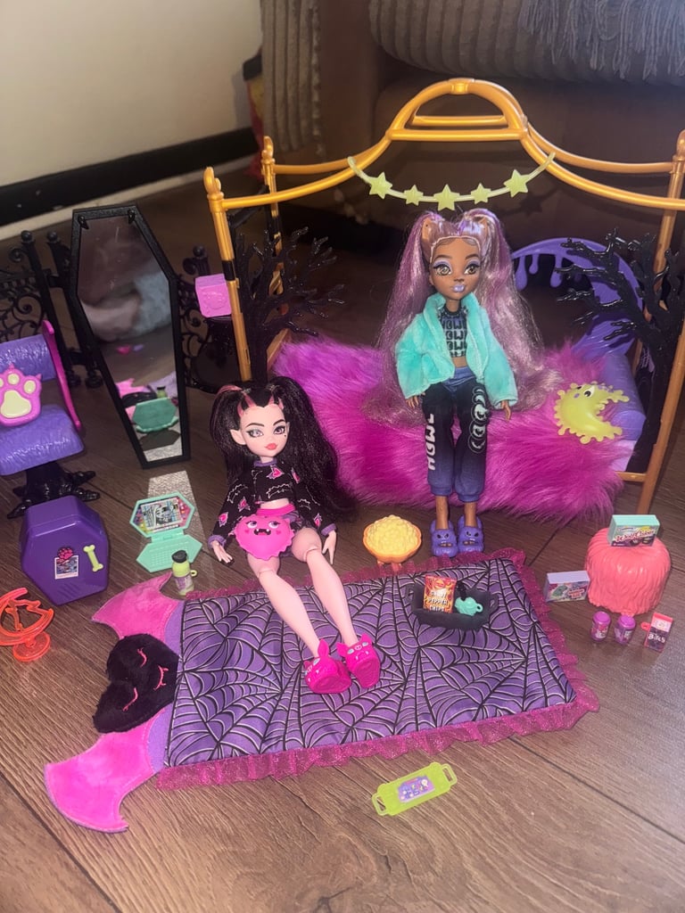 Monster high dolls house, monster high creepover, monster high car