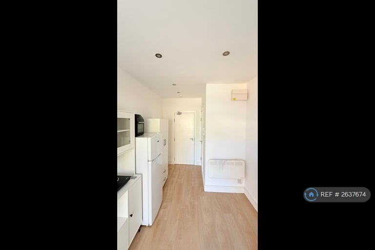 Studio flat in College Road, Cheshunt, Waltham Cross, EN8 (#2637674)