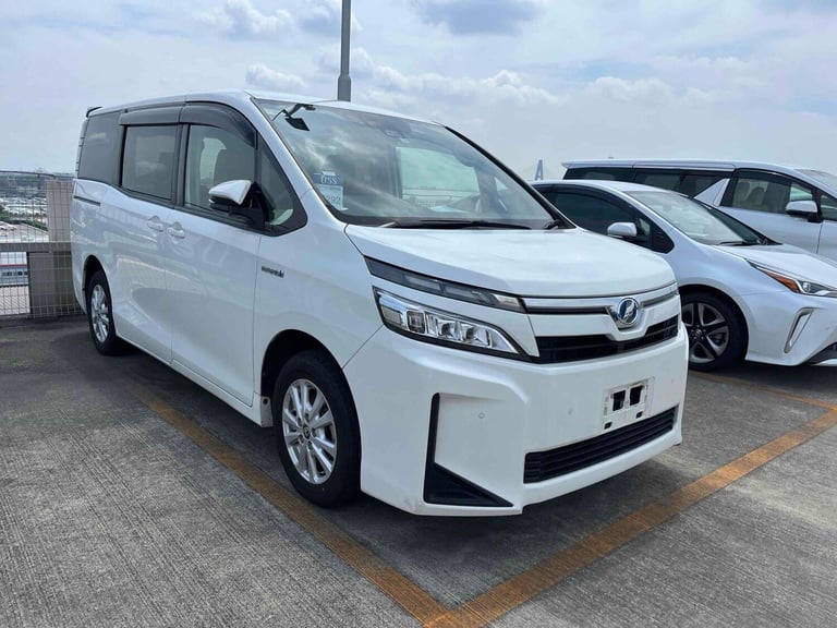  Toyota Voxy Petrol/Electric Hybrid Automatic