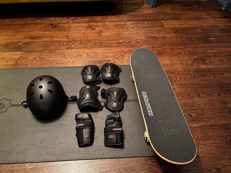 image for Beginners Skate board. Helmet and pads - COLLECTION BT4